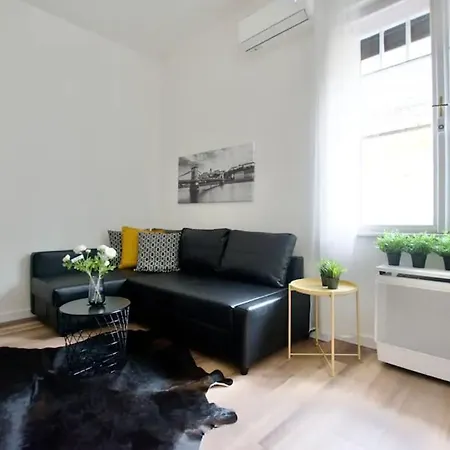 Standard By Hi5 - Tiny Studio * 부다페스트